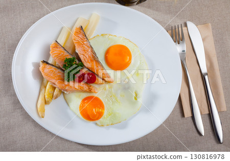 Top view of fried eggs with salmon and asparagus 130816978