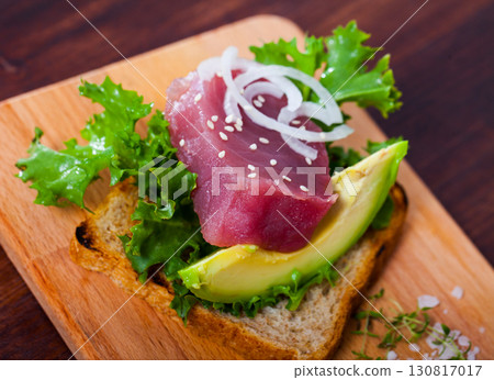 Toast with tuna and avocado 130817017