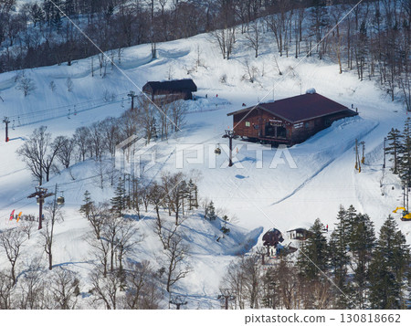 使用長焦鏡頭拍攝的滑雪場山頂纜車站和周圍山坡的鳥瞰圖（長野縣白馬村栂池高原） 130818662