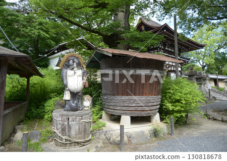 京都市西京區松尾大社境內的酒桶和狸 130818678