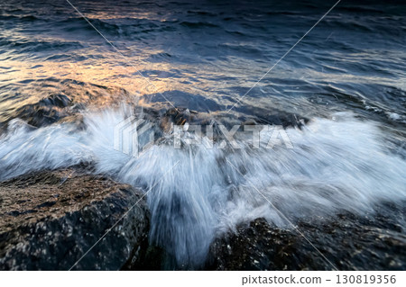 琵琶湖的岩石和波濤洶湧 琵琶湖的岩石和波濤洶湧 130819356