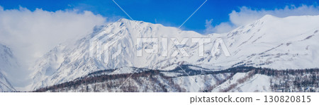 北阿爾卑斯山白馬山脈雄偉雪山的全景照片（拍攝於長野縣白馬櫂池高原） 130820815