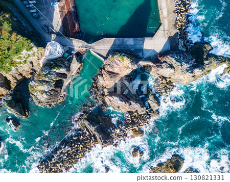 岩手縣久慈市小袖海岸夫婦岩的空中景觀 岩手縣久慈市小袖海岸夫婦岩的空中景觀 130821331