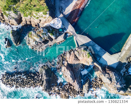 岩手縣久慈市小袖海岸夫婦岩的空中景觀 130821334