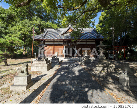 Scenery of the shrine illuminated by the morning sun Scenery of the shrine illuminated by the morning sun 130821705