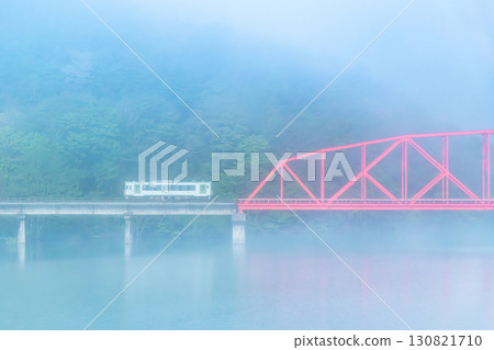 Kitakami Line: Kiha 100 running across Lake Kinshu in the morning mist - Second Waga River Bridge 130821710