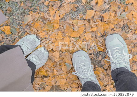 秋天的銀杏樹和配套的運動鞋 130822079