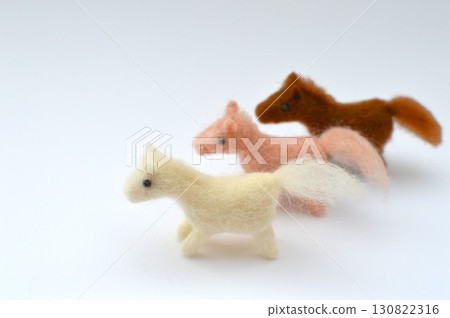 三匹羊毛氈馬排成一排 三匹羊毛氈馬排成一排 130822316