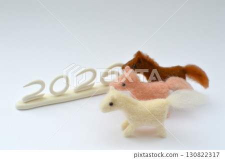 新年材料，上方有一排羊毛氈馬 130822317