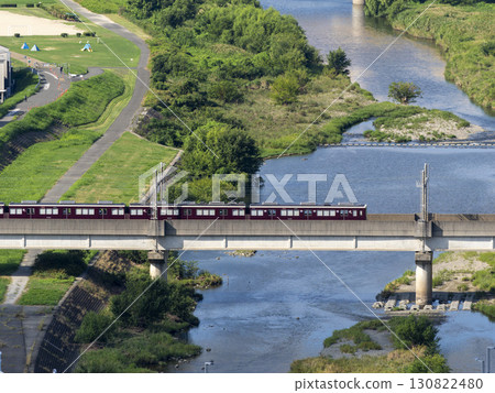 阪急寶塚線列車穿過綠色的豬名川 阪急寶塚線列車穿過綠色的豬名川 130822480