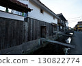 鳥取縣 - 一個外牆採用白色灰泥和黑色燒製雪松木板的倉庫，其精美的設計源自於該地區的傳統和文化 130822774