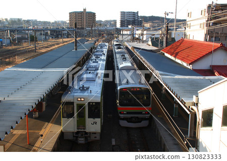 停泊在駒川站的八高線基哈110系列和E231系列列車 停泊在駒川站的八高線基哈110系列和E231系列列車 130823333