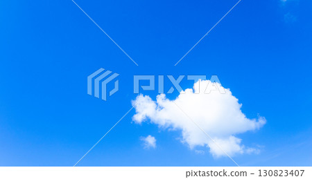 白雲和藍天的簡單風景 130823407