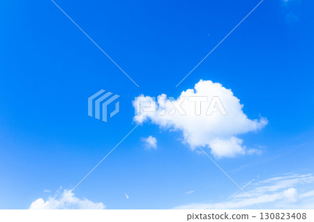 白雲和藍天的簡單風景 白雲和藍天的簡單風景 130823408