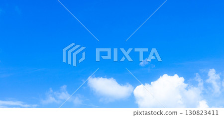 白雲和藍天的簡單風景 130823411