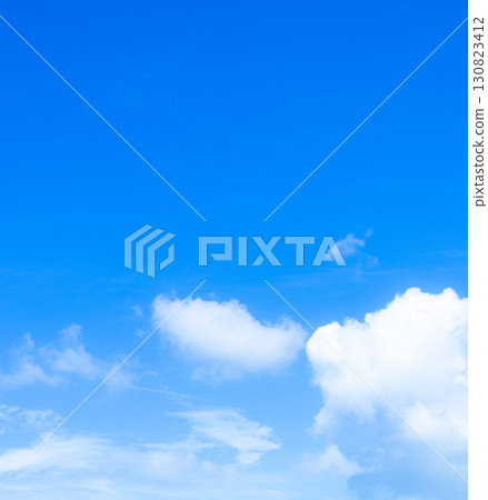 白雲和藍天的簡單風景 130823412