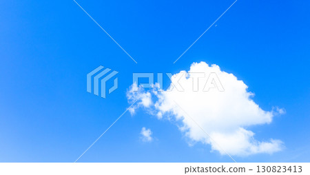 白雲和藍天的簡單風景 130823413