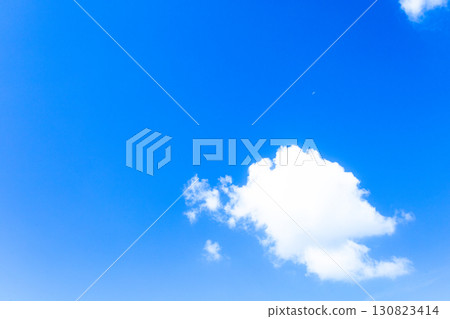 白雲和藍天的簡單風景 130823414