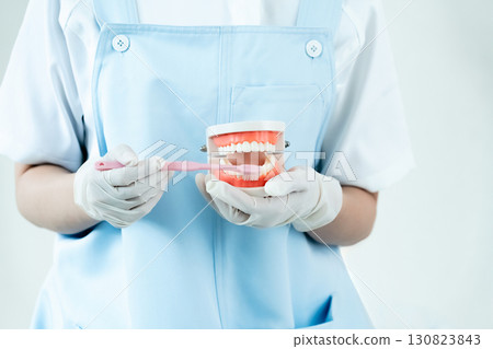 牙齒衛生員給予刷牙指導 130823843