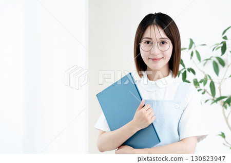 戴眼鏡的醫護人員 130823947