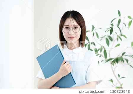 戴眼鏡的醫護人員 130823948