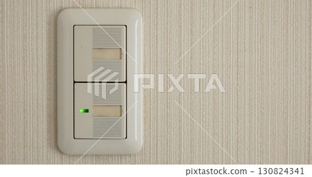 典型的家用電燈開關 典型的家用電燈開關 130824341