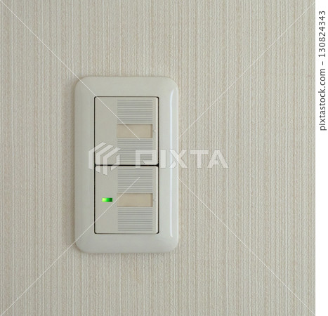 典型的家用電燈開關 130824343