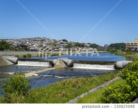 Kamoi Weir, installed on the Inagawa River that flows along the prefectural border Kamoi Weir, installed on the Inagawa River that flows along the prefectural border 130825098