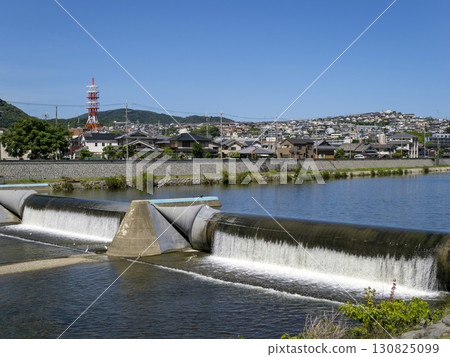 Kamoi Weir, installed on the Inagawa River that flows along the prefectural border 130825099