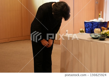 哀悼者鞠躬 130825924