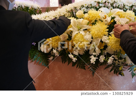 A florist preparing for farewell 130825929