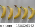 排成一排的香蕉（白色背景） 130826342