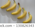 排成一排的香蕉（白色背景） 130826343