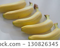 排成一排的香蕉（白色背景） 130826345