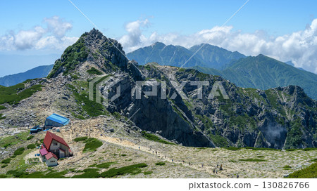 [長野縣]中央阿爾卑斯山：夏季從木曾駒山頂眺望寶劍山 130826766