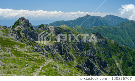 [長野縣]中央阿爾卑斯山：夏季從木曾駒山頂眺望寶劍山 130826767