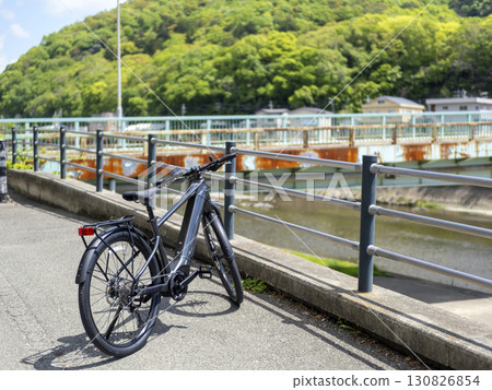 Riverside cycling road and mountain scenery 130826854