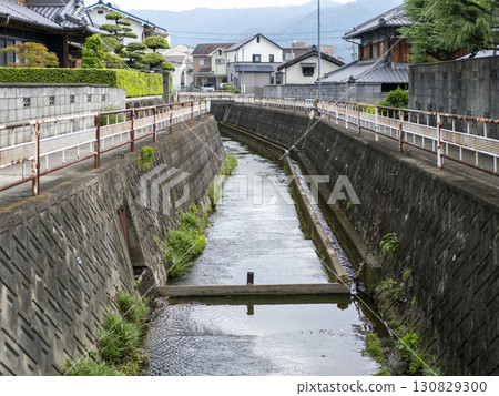 一條流經舊住宅區的河流 130829300