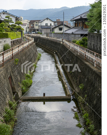 一條流經舊住宅區的河流 130829301