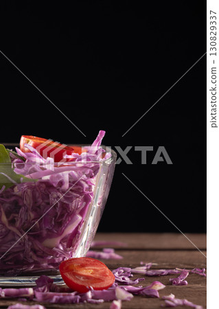 Glass bowl with red cabbage and tomatoes 130829337