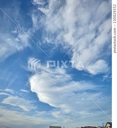 清爽的藍天與動感的雲彩 清爽的藍天與動感的雲彩 130829352