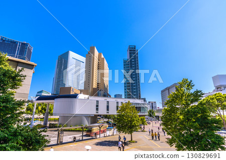 9月8日，日本橫濱市景。從空中客艙俯瞰櫻木町站和赤窟，背景是橫濱市政廳和其他建築。 130829691