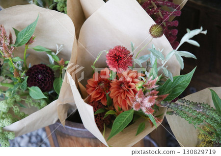 在商店排隊的花束 在商店排隊的花束 130829719