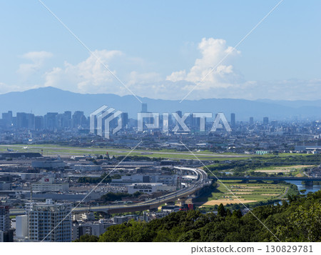 從兵庫縣寶塚市「北鬼月之森」的瞭望廣場眺望城市 130829781