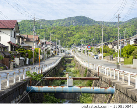 依山傍水而建的新住宅區景觀 依山傍水而建的新住宅區景觀 130830845