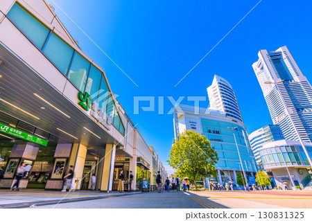 9 月 8 日，日本橫濱城市景觀。櫻木町站、橫濱地標塔和櫻木町站 Air Cabin 的景色。 130831325