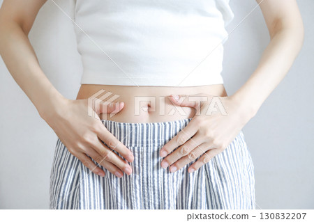 A stomach woman 130832207