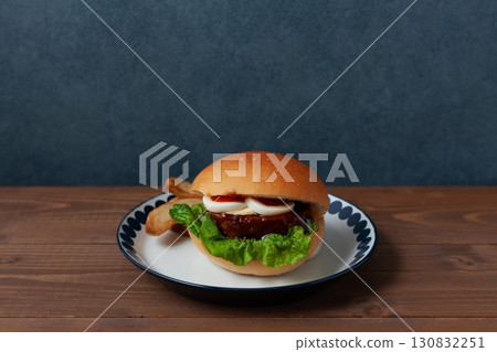 木桌盤上的照燒漢堡 130832251