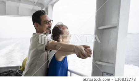 望著大海的一對夫婦 130832778