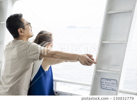 望著大海的一對夫婦 130832779